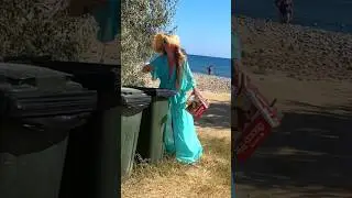 Пришлось лезть в мусорку за любимыми туфлями!