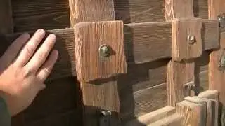 Входная, деревянная дверь под старину