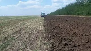 Вспашка стерни маленьким тракторцем