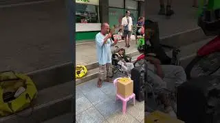 Мужик исполняет в Таиланде