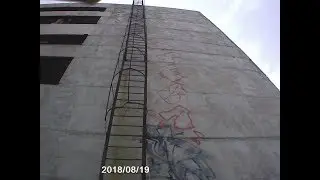 PRINCIPLE ON THE ROOF OF A DROPPING ON A DANGEROUS LADDER