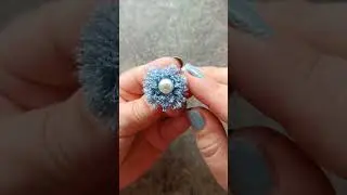Брошь-цветок из джинсы. Jeans brooch #diy #craft #handmade #art #flowers #jeans  #jeansbrooch #брошь