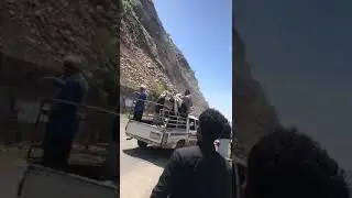 شاهد لحظة تساقط الصخور على الطريق العام في نقيل سمارة