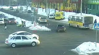 Женщина сбила трёх девочек-подростков. ДТП Машиностроителей/С.Орджоникидзе. 23.02.18.