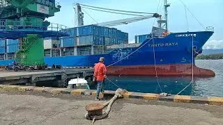 KAPAL KONTAINER TANTO RAYA BONGKAR MUAT DAN MENURUNKAN TRONTON DARI ATAS KAPAL