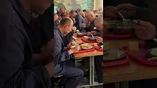 ОБЕД В УКРАИНСКОМ ПЛЕНУ https://t.me/hochu_zhyt #армиярф #война #плен #пленныерусские
