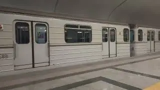Пустой салон в поезде. Метропоезд 81-553,554,555 
