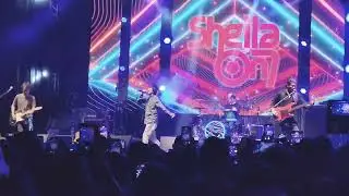 Eross Candra Unjuk Skill Gitar Dalam Lagu Melompat Lebih Tinggi di Konser Sheila On 7 Prambanan 2022