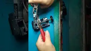 取出乾電池碳棒