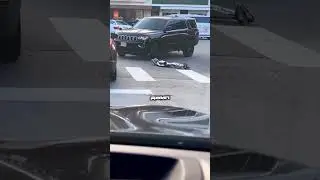 В США джип сбил робота. Кто виноват — водитель или техника? Досмотри до конца.