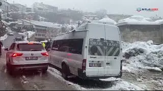Bitlis'te Seyir Halindeki Minibüsün Üzerine Kar Kütlesi Düştü: Sürücü Yaralı