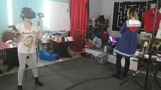 Иринка играет в виртуальные игры