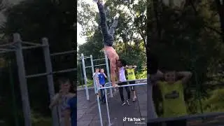 парень показал трюк на турнике 