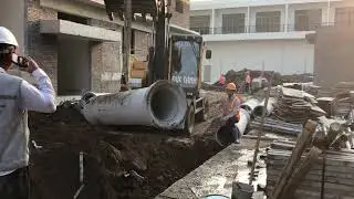 Máy múc, xe múc, máy xúc, cần cẩu lắp đặt cống