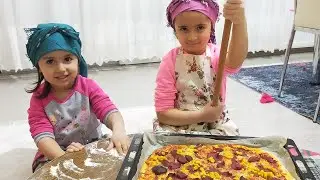 hilal ve öykü nefis pizza yaptılar. Kids making pizza