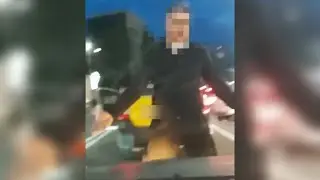 Разъяренный таксист нагайкой отхлестал машину обидчика в Сочи
