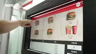 3D 키오스크: 터치해야 하는 공간상의 위치와 화면 밖으로 튀어나오는 입체영상의 위치를 정확하게 일치시킴