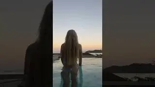 Диана Астер купается на море