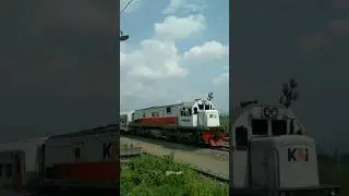 S35 CC 201 83 11 SDT keberangkatan dari stasiun ngadiluwih #keretaapi #train #daop7madiun #cc201