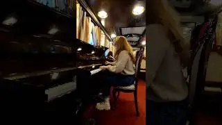 играю на пианино в поезде #рускеала #ретропоезд #пианино #пианист