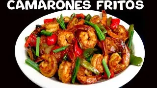 Camarones fritos con vegetales. Comida China