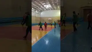 джамаат мечети Иман играют футбол