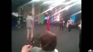 Un jeune foire son backflip devant ses potes
