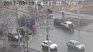 В Ярославле человек провалился под землю прямо на остановке