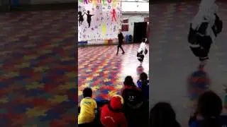 Niña baila marinera en colegio...yaitza