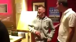 Облокотился на барную стойку Прикол