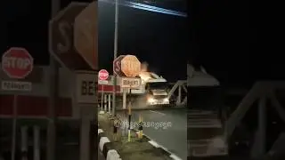 KERETA API BRANTAS VS TRUK KONTAINER