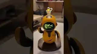 eilik DQ robot having a crazy call #eilik #eilikrobot #petbot #robot #airobot #petrobot