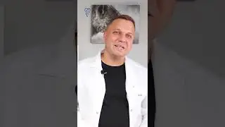 Приятная женщина и пациентка с юмором. История пациента. Ссылка на экране. Имплантация зубов.