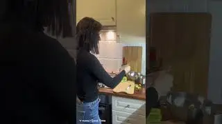 Едим дома. Юлия Высоцкая готовит французский салат. Пародия.