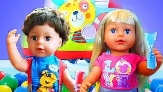 Видео про игрушки для малышей. Куклы Пупсы и Веселый клоун играют в игры! Клоун - Таксист