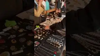 Как цепляются за покупателей на барахолке 