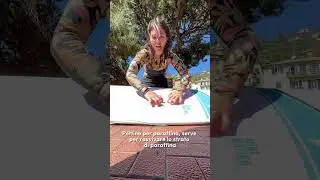 Ravvivo la cera sulla tavola da surf