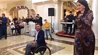 ВОТ ЭТО КРАСАВИЦА ТАНЦУЕТ с Инвалидом
