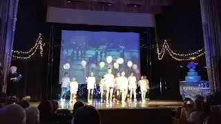 Начало юбилейного концерта РусГидро. Самоцветы со светящимися шарами.