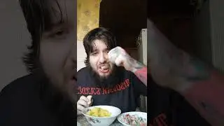 за обедом человека  тресет сильно