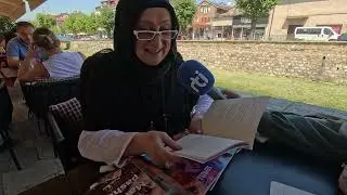 Mërgimtarja me lotë lexon poezinë për nënën- " baba mka vdek s'ia kom pa xhenazen"