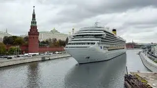 Круизный лайнер в Москва реке