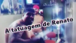 Gordo cai de cara fazendo tatuagem (Narrado)