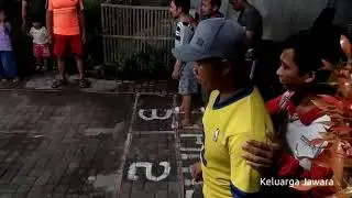 Lomba tradisional 17 Agustus Balapan Sandal Bakiak Panjang lucu