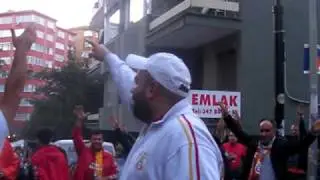 GS-ts MAÇI ÖNCESİ ULTRASLAN SUCU 3 LÜ