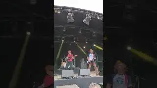 "Downtown city girl" at Spoorpark live festival #80s #keytar #groove