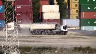 I camion del Cociv scaricano smarino al Piaggio