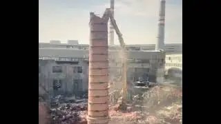 Демонтаж кирпичной дымовой трубы экскаватором разрушителем