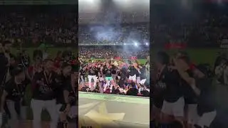 Жерар Пике вручает кубок чемпионам Кингс Лиг/ Piqué entrega la copa al campeón de la Kings League