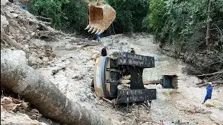 Proses Evakuasi Excavator Yang Hanyut Di Sungai